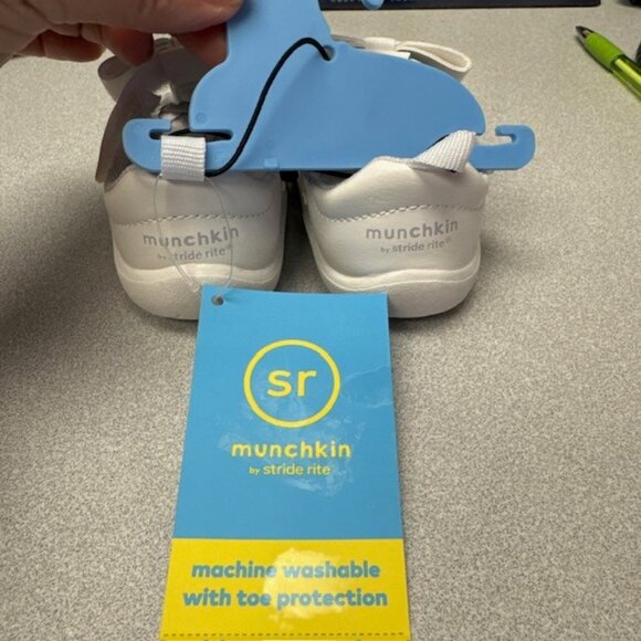 NEW STRIDE RITE MUNCHKIN WHITE VELCRO SHOES, SIZE 4 - Picture 4 of 5